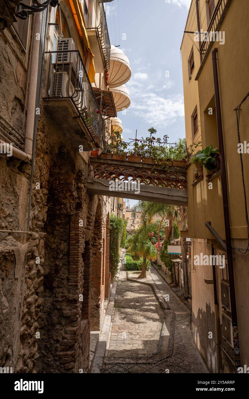 Taormina, Italien - 19. Juni 2024: Eine enge Straße in der Altstadt. Vertikal. Stockfoto
