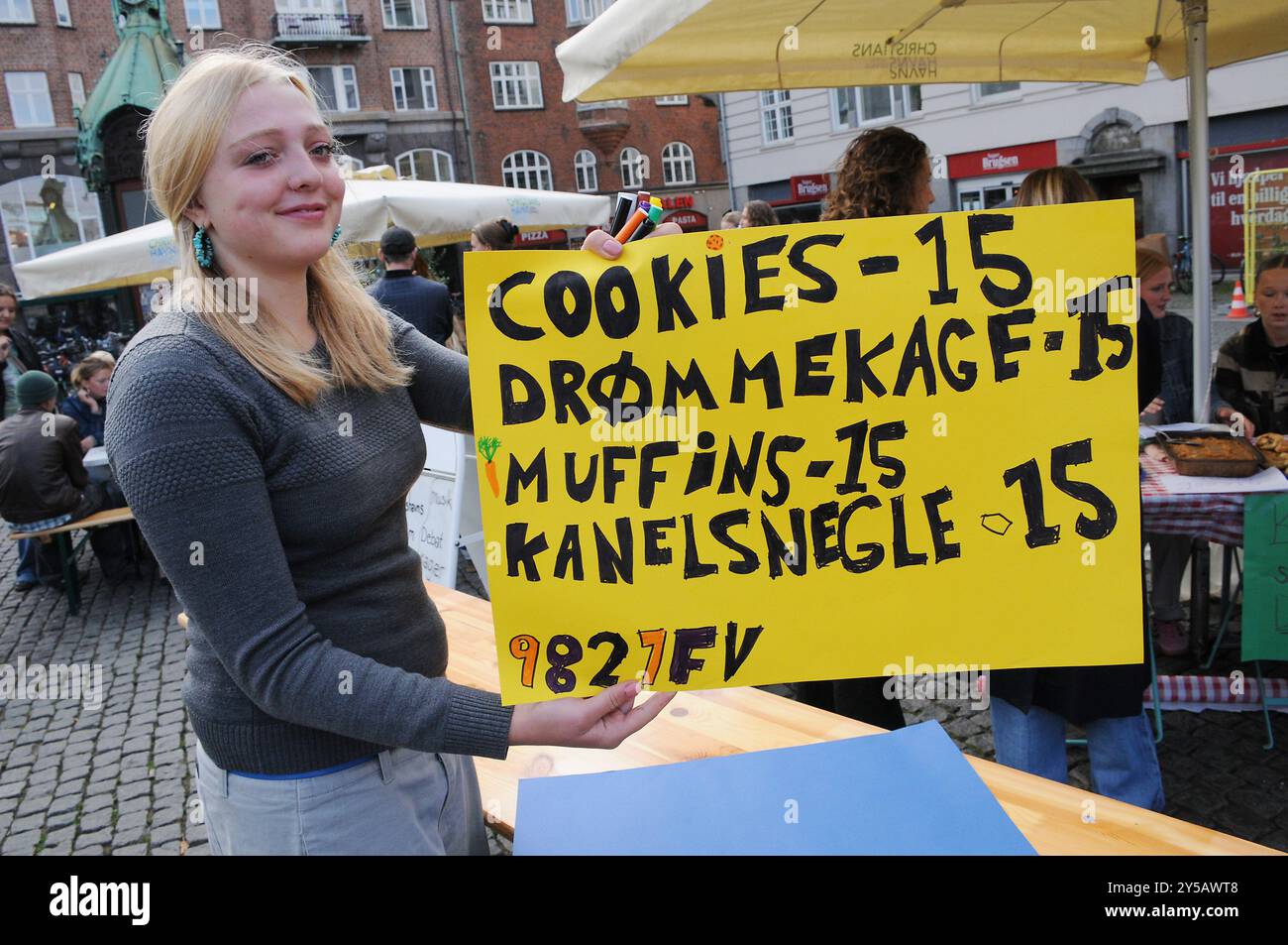 Kopenhagen/Dänemark/20. september 2024/ dänischer Student widmet sich torv dag oder dem Quaure-Tag, um Kaffeekekekse und dänischen Traumkuchen zu verkaufen, um afrikanischen Kindern in Simbabwe zu helfen. (Foto. Francis Joseph Dean/Dean Pictures) (nicht für kommerzielle Zwecke) Stockfoto