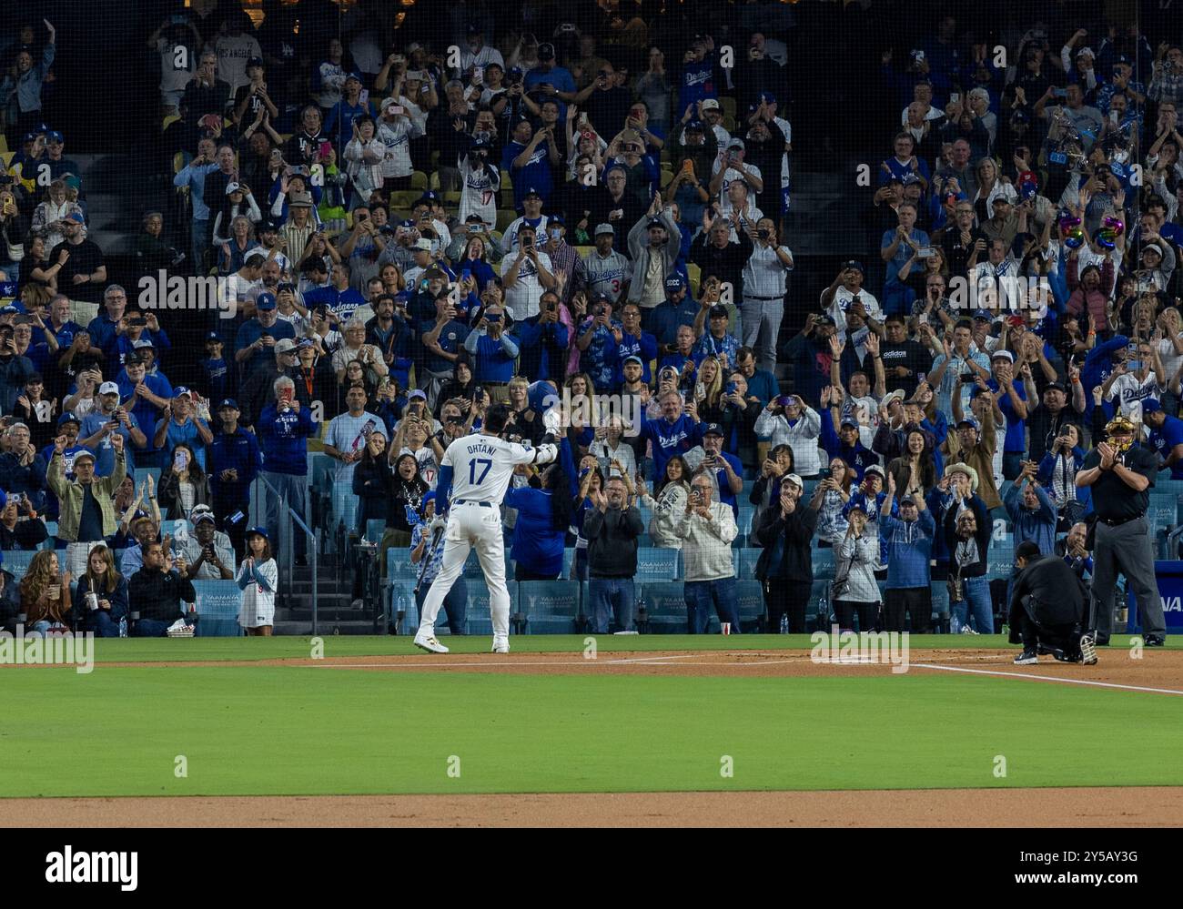 Los Angeles, Kalifornien, USA. September 2024. Los Angeles Dodgers #17 Shohei Ohtani ist ein Jubel der Fans, als er am Freitag, den 20. September 2024, im Dodgers Stadium zum ersten Mal bei bat spielt. Ohtani tritt mit 51 Homeruns und 51 gestohlenen Basen in das Spiel ein. Armando Arorizo (Credit Image: © Armando Arorizo/Prensa Internacional Via ZUMA Press Wire) NUR REDAKTIONELLE VERWENDUNG! Nicht für kommerzielle ZWECKE! Stockfoto