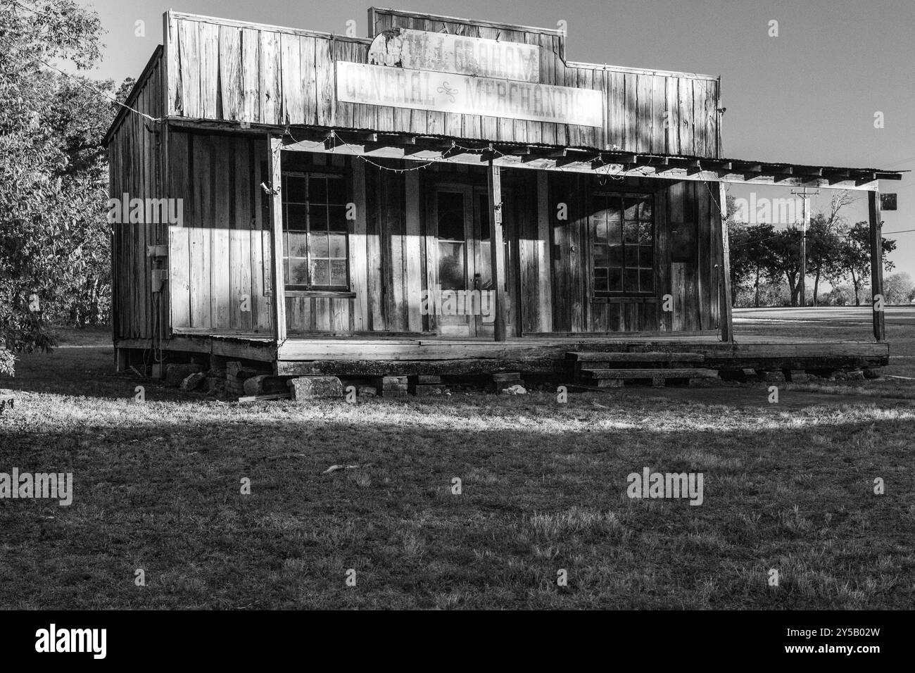 Ein verlassenes Holzgebäude eines historischen oder rustikalen Gemischtwarengeschäfts. Das Vintage-Gebäude ist leicht vom Boden in einer texanischen Geisterstadt angehoben. Stockfoto