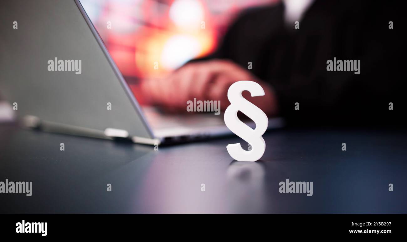 Absatz Gerichtsgesetz Tech Auf Computer. Recht Und Recht Stockfoto