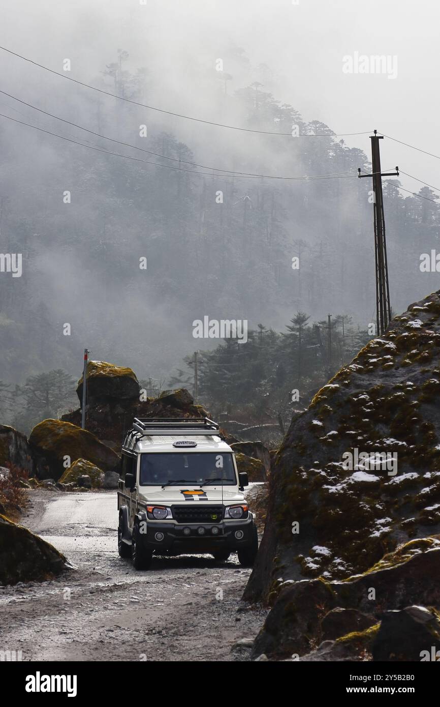 Schöne, aber erdrutschanfällige gefährliche Bergstraße im Norden von sikkim, in der abgelegenen Höhenregion des himalaya-Gebirges, Abenteuer in indien Stockfoto