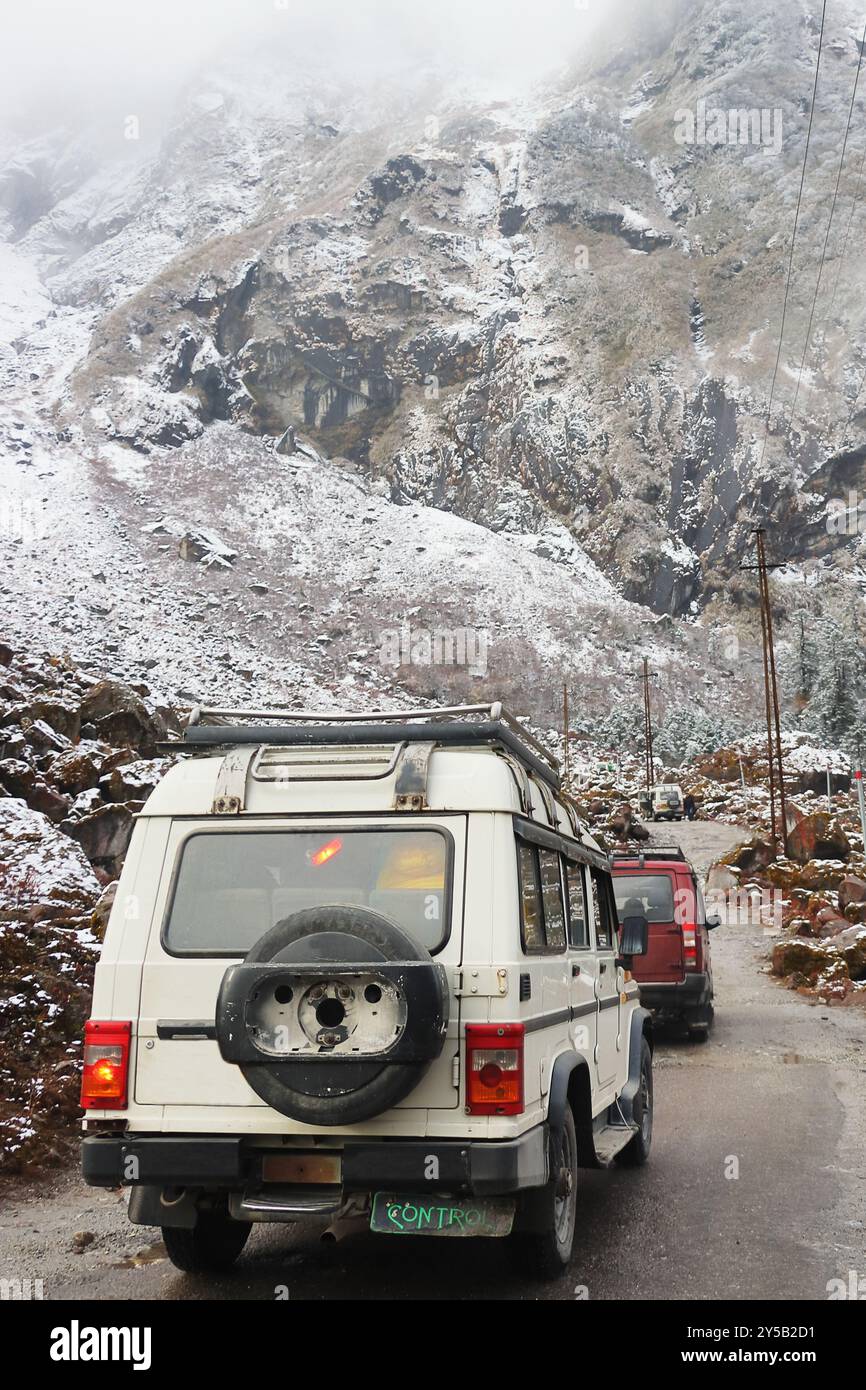 Schöne, aber erdrutschanfällige gefährliche Bergstraße im Norden von sikkim, in der abgelegenen Höhenregion des himalaya-Gebirges, Abenteuer in indien Stockfoto