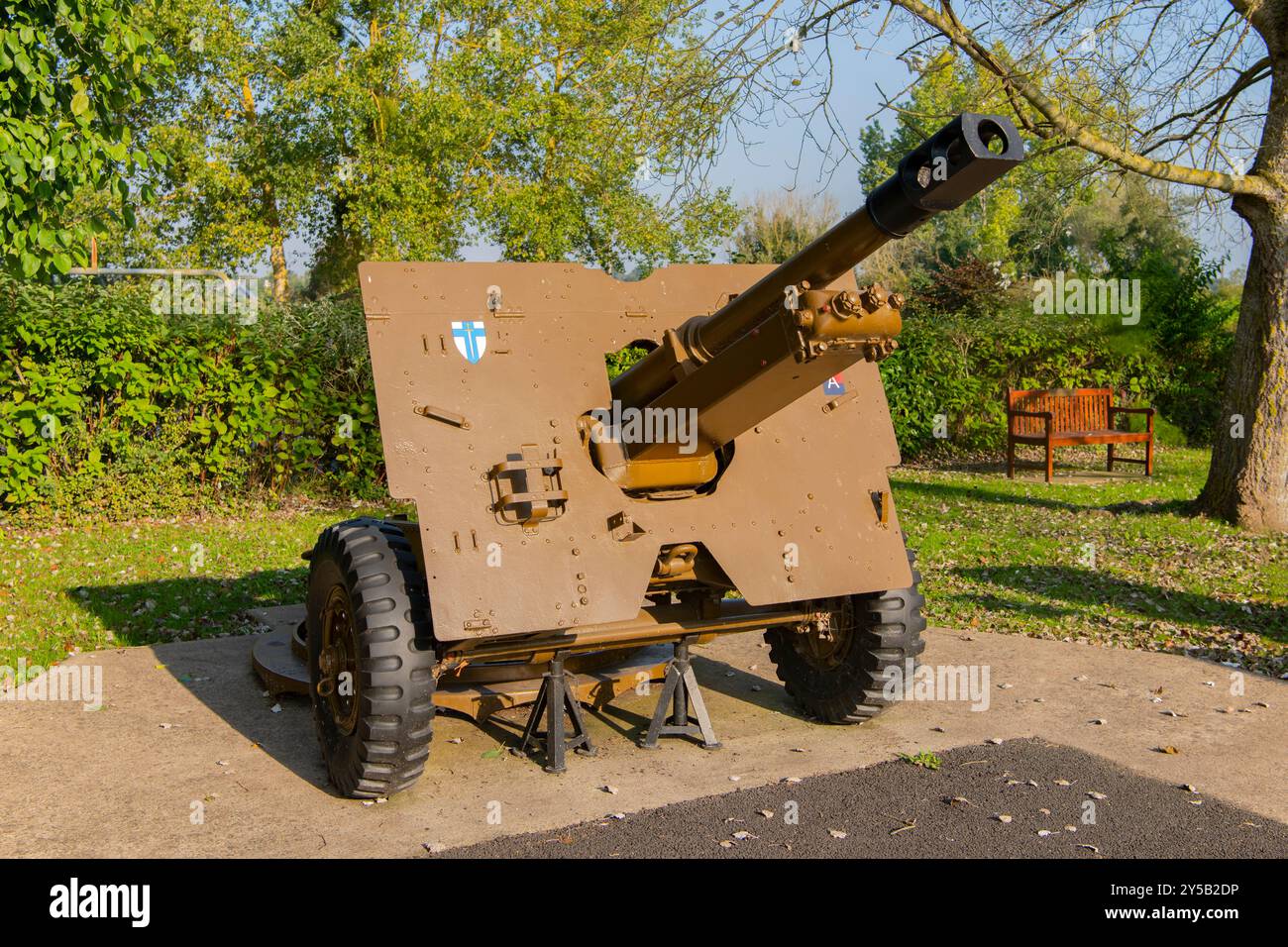 25-Pounder Field Gun am Pegasus Memorial in der Normandie, Frankreich Stockfoto