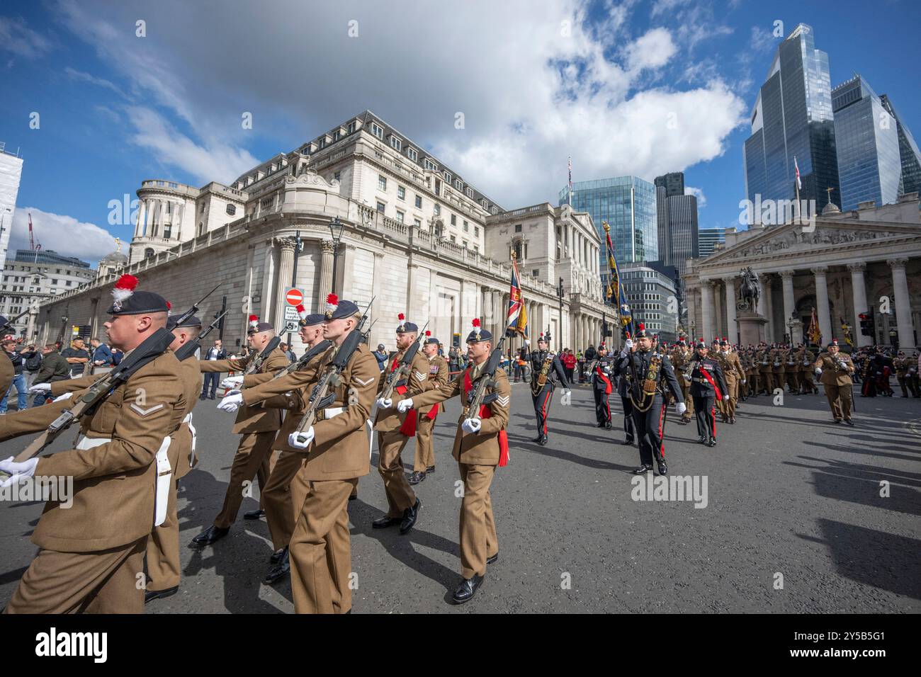 City of London, Großbritannien. September 2024. Das Royal Regiment of Fusiliers marschiert in ihrem 350. Jahr durch die City of London, um ihre Freiheit der Stadt auszuüben und den hundertsten Jahrestag des Privilegiums zu feiern, das dem Regiment gewährt wurde. Die Privilegien, die bis zum 13. Oktober 1924 zurückreichen, erlauben es dem Regiment, sein Recht auszuüben, durch die City of London zu marschieren, mit Trommeln zu schlagen, Farben zu fliegen und Bajonette in einer Parade vom Tower of London zur Guildhall festzuhalten. Bild: Parade vorbei an der Bank of England. Stockfoto