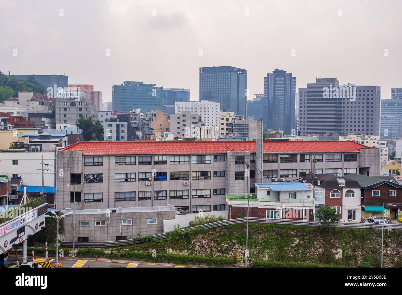 Seoul, Korea - 26. August 2024 - Moderne Gebäude von der Namsan-Seilbahn aus gesehen Stockfoto