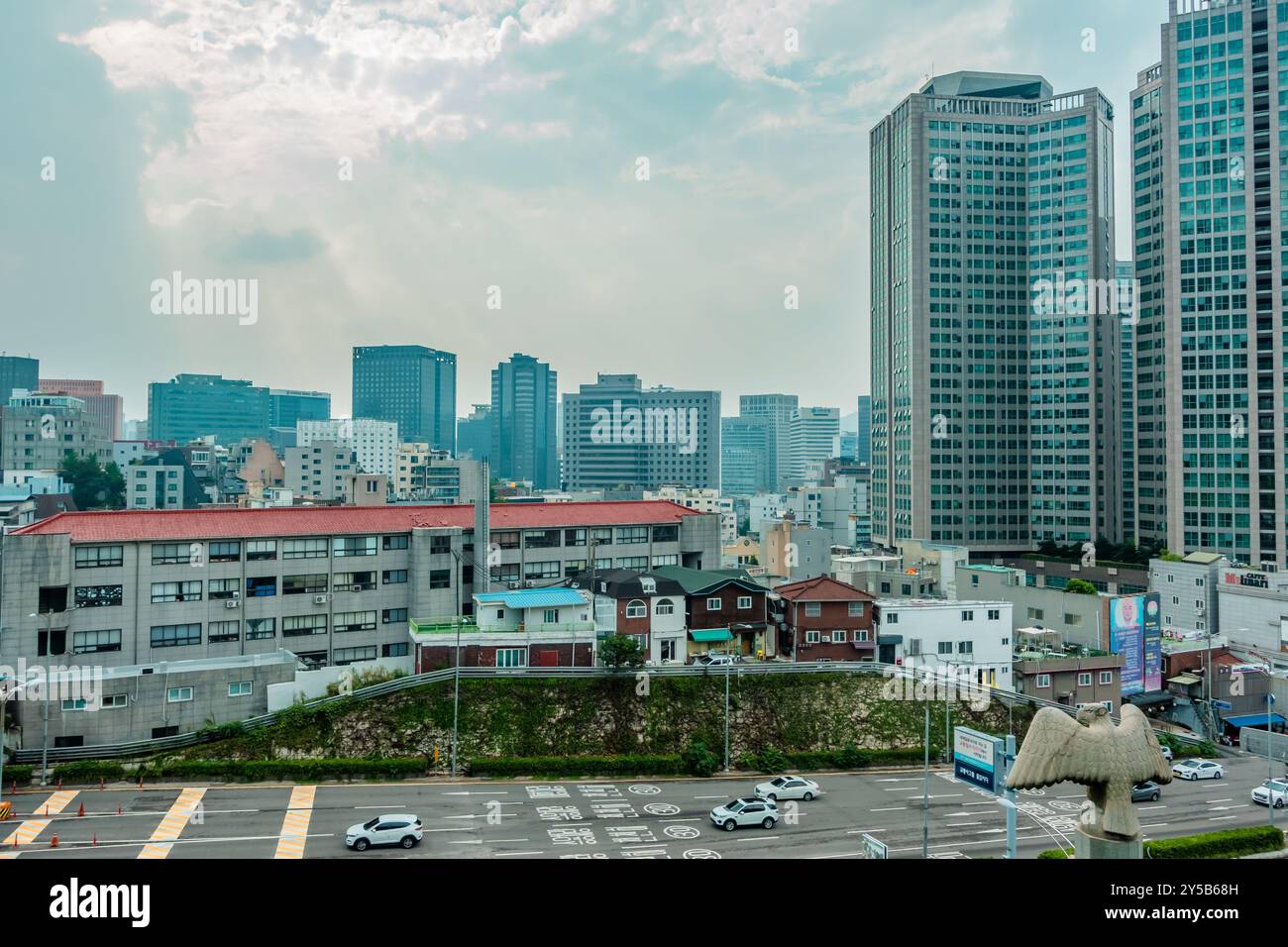 Seoul, Korea - 26. August 2024 - Moderne Gebäude von der Namsan-Seilbahn aus gesehen Stockfoto