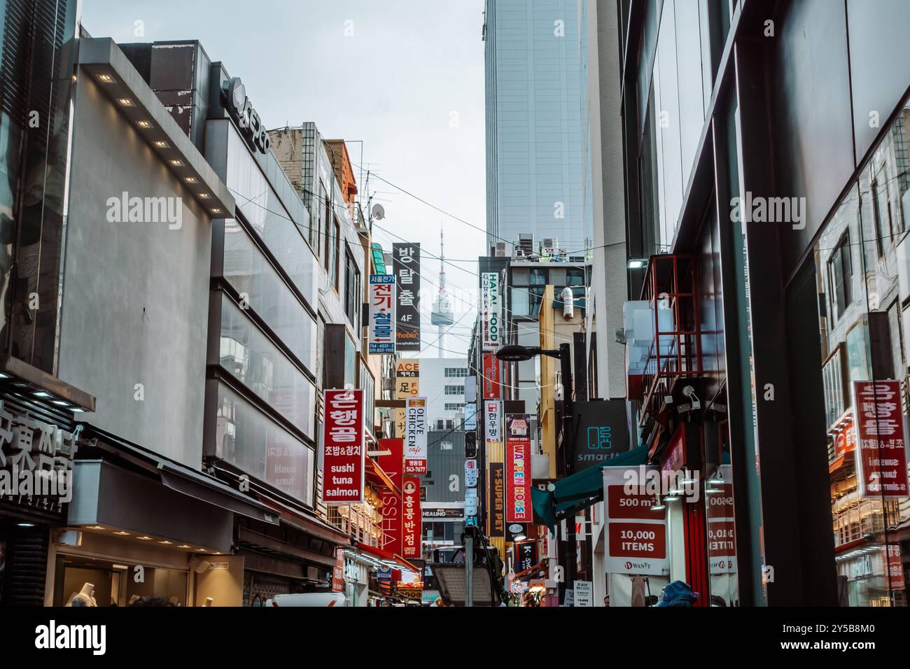 Seoul, Korea - 25. August 2024 - Straßenfotografie von Geschäften und Menschen in der Gegend von Myeong-dong Stockfoto