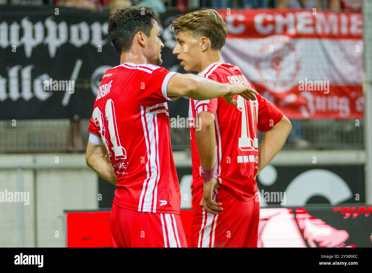 Halle, Deutschland. September 2024. Halle, Deutschland 20. September 2024: Regionalliga Nord/Ost - 2024/2025 - Hallescher FC gegen Hertha BSC II im Bild: v.li. Niklas Landgraf (Halle) und Joseph Charles Richardson II (Halle) Credit: dpa/Alamy Live News Stockfoto