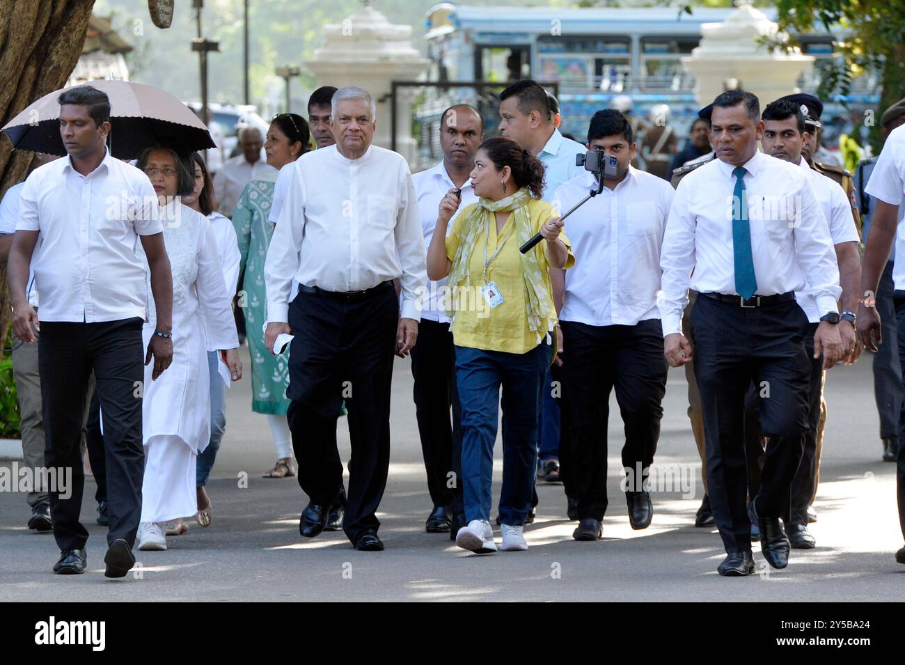 (240921) – COLOMBO, 21. September 2024 (Xinhua) – der Präsident Sri Lankas, Ranil Wickremesinghe, kommt am 21. September 2024 im College House an, um seine Stimme für die Präsidentschaftswahl 2024 in Colombo, Sri Lanka, abzugeben. Die Wahl für die Präsidentschaftswahlen in Sri Lanka begann am Samstag mit über 17 Millionen registrierten Wählern, die den Präsidenten des südasiatischen Landes für die nächsten fünf Jahre wählten. Bei den diesjährigen Präsidentschaftswahlen treten insgesamt 38 Kandidaten an, darunter der amtierende Präsident Ranil Wickremesinghe, Sajith Premadasa von der Opposition Samagi Jana Balawega (SJB) und Anura Kumara Dis Stockfoto