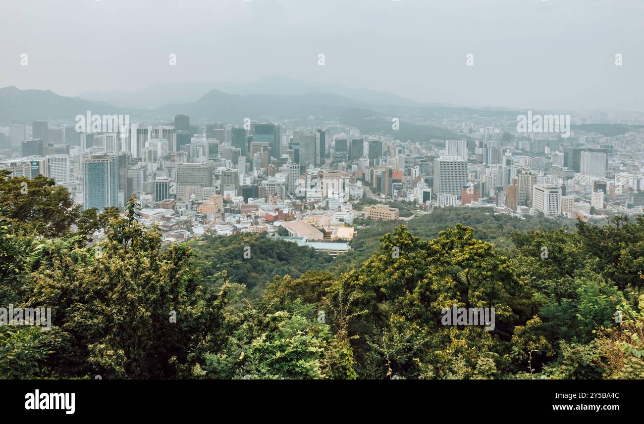 Panoramablick auf Seoul, Korea vom Namsan Mountain Park aus Stockfoto