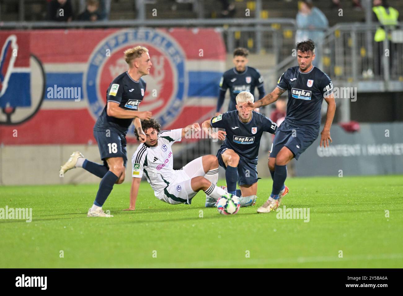 20.09.2024, Wuppertal, Stadion am Zoo, GER, Regionalliga West, Wuppertaler SV vs. Schalke 04 U23 DFB- Regionalliga West-Vorschriften verbieten jede Verwendung von Fotografien als Bildsequenzen und/oder Quasi-Video im Bild Timo Bornemann ( Wuppertaler SV #18 ), Philip Buczkowski ( Schalke04 U23#22 ), Riccardo Grym ( Wuppertaler SV #23 ) und Marco Terrazzino ( Wuppertaler SV #10 ). Foto © Nordphoto GmbH/Freund Stockfoto