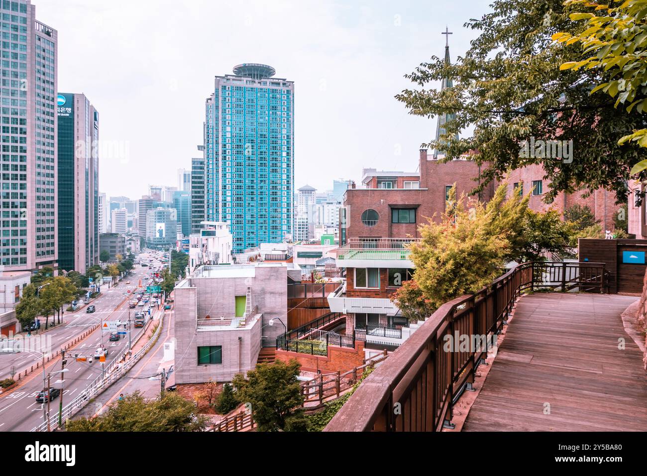 Seoul, Korea - 26. August 2024 - Moderne Gebäude von der Namsan-Seilbahn aus gesehen Stockfoto