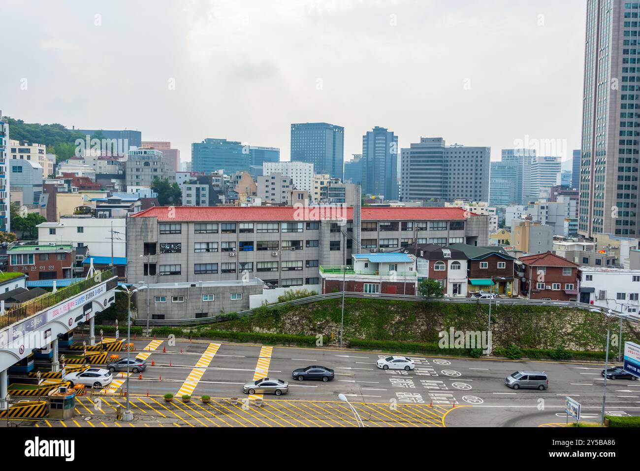 Seoul, Korea - 26. August 2024 - Moderne Gebäude von der Namsan-Seilbahn aus gesehen Stockfoto