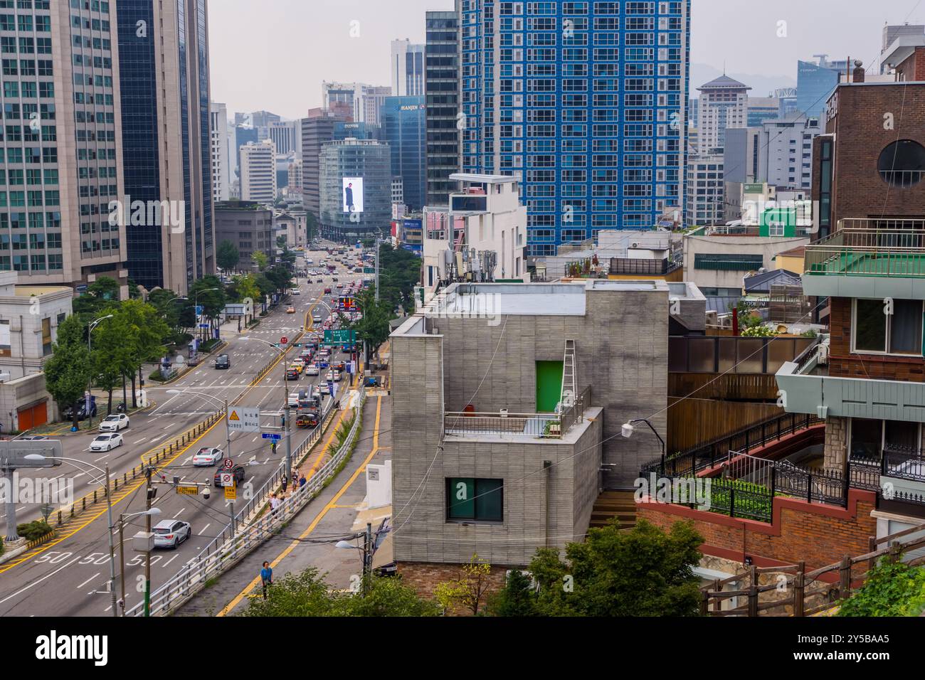 Seoul, Korea - 26. August 2024 - Moderne Gebäude von der Namsan-Seilbahn aus gesehen Stockfoto