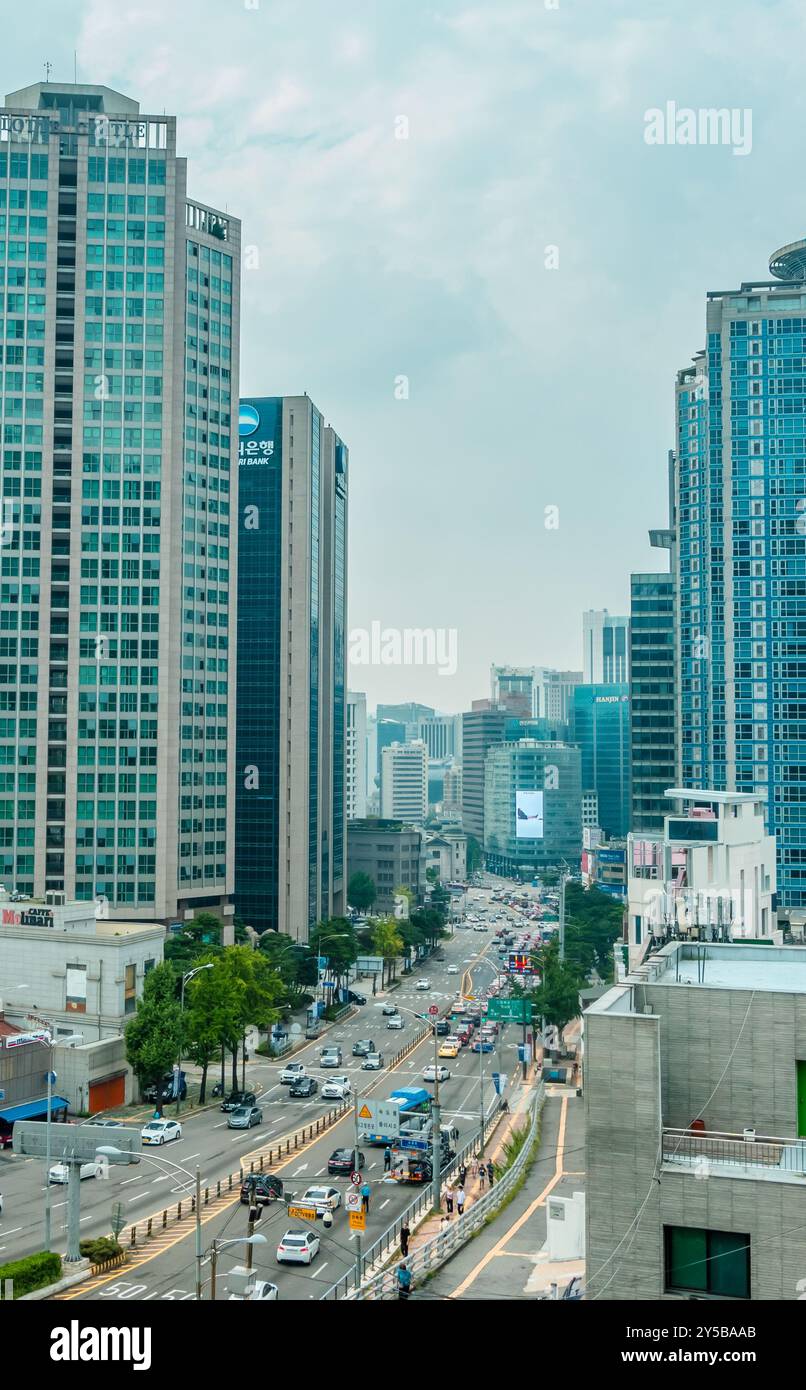 Seoul, Korea - 26. August 2024 - Moderne Gebäude von der Namsan-Seilbahn aus gesehen Stockfoto