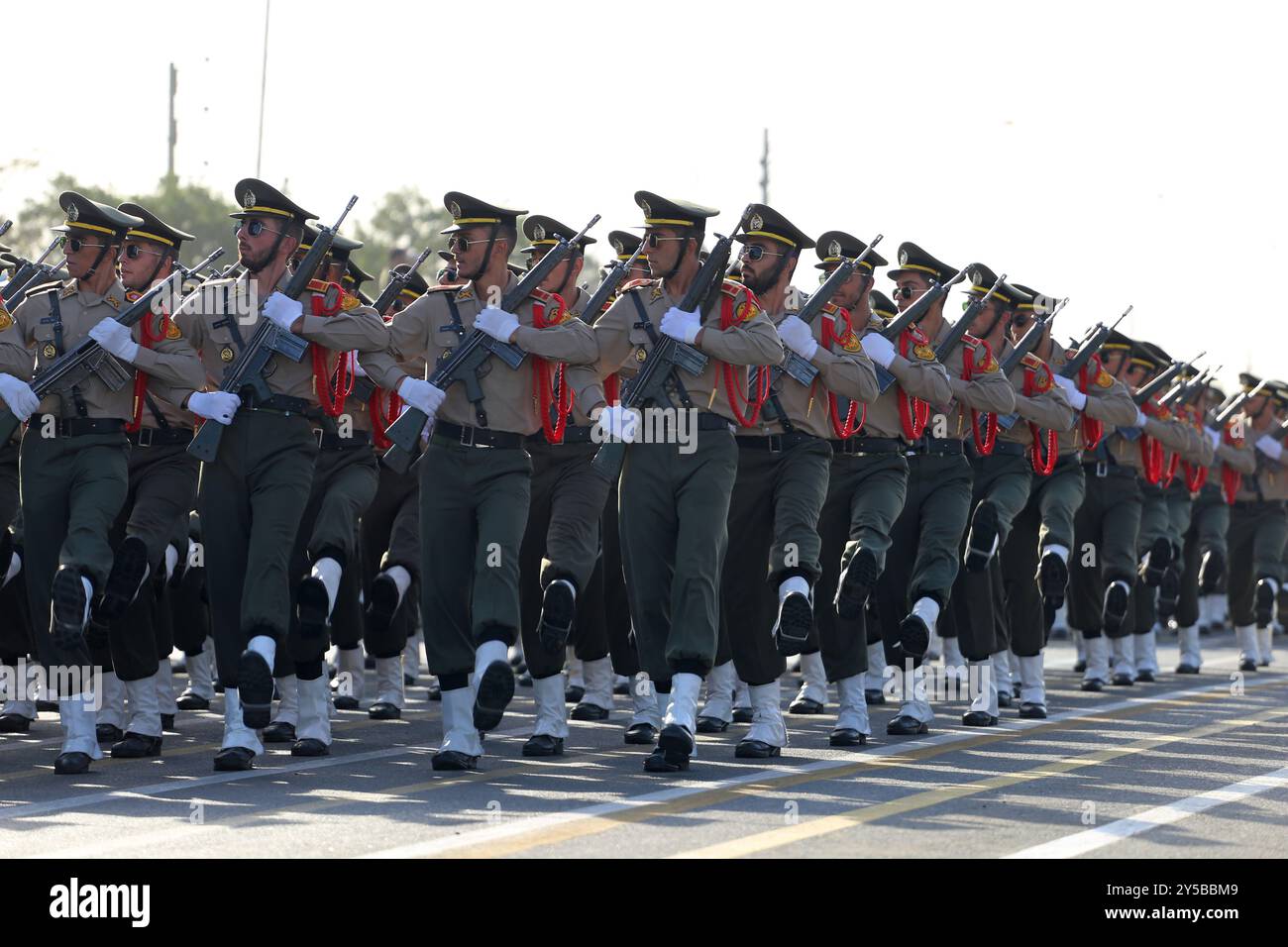 Teheran, Iran. September 2024. Die Soldaten der Islamischen Republik Iran marschieren während einer jährlichen Militärparade zum Jahrestag des Beginns des Krieges gegen den Iran durch den ehemaligen irakischen Diktator Saddam Hussein vor 44 Jahren vor dem Heiligtum des verstorbenen revolutionären Gründers Ayatollah Khomeini im Süden Teherans. (Kreditbild: © Rouzbeh Fouladi/ZUMA Press Wire) NUR REDAKTIONELLE VERWENDUNG! Nicht für kommerzielle ZWECKE! Stockfoto