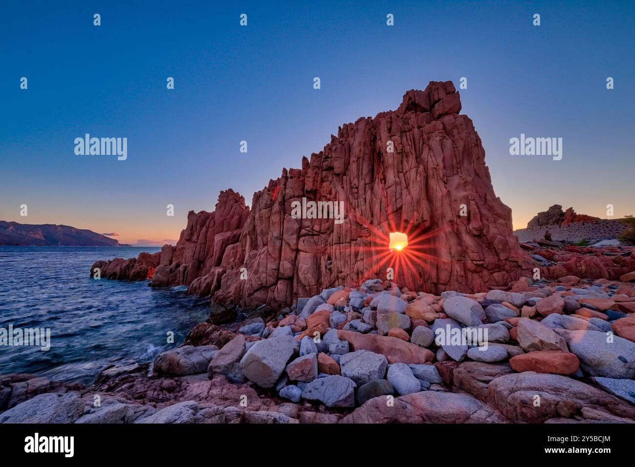 Die sogenannten roten Felsen von Arbatax, rocce rosse, bestehend aus rotem Porphyr und grauem Granit Porphyr, sind eine der wichtigsten touristischen Attraktionen Sardiniens. Stockfoto