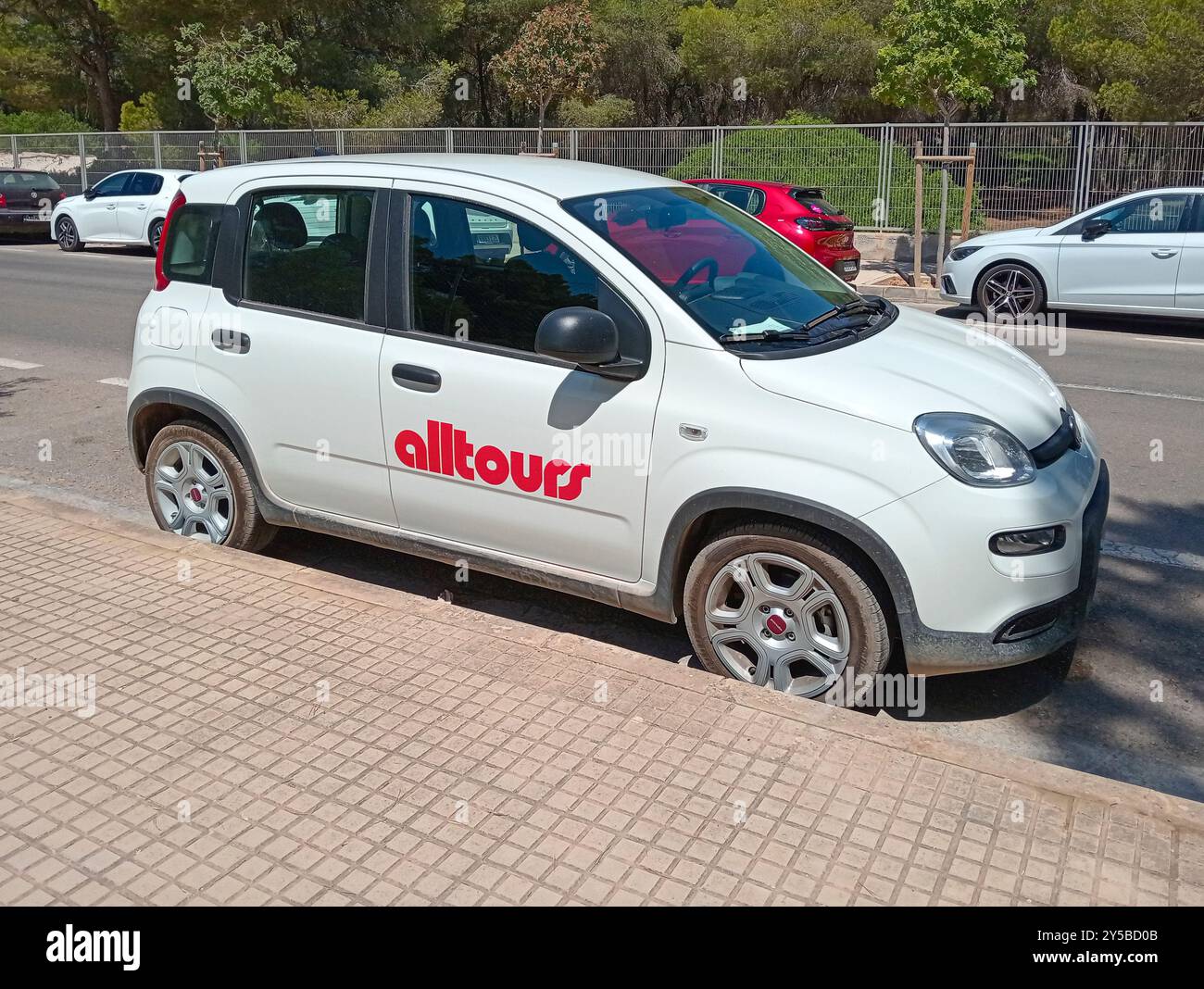 Palma de Mallorca, Spanien; 12. august 2024: Weißes Fahrzeug mit dem Logo des internationalen Tourismusunternehmens Alltours parkt im Ferienort PL Stockfoto