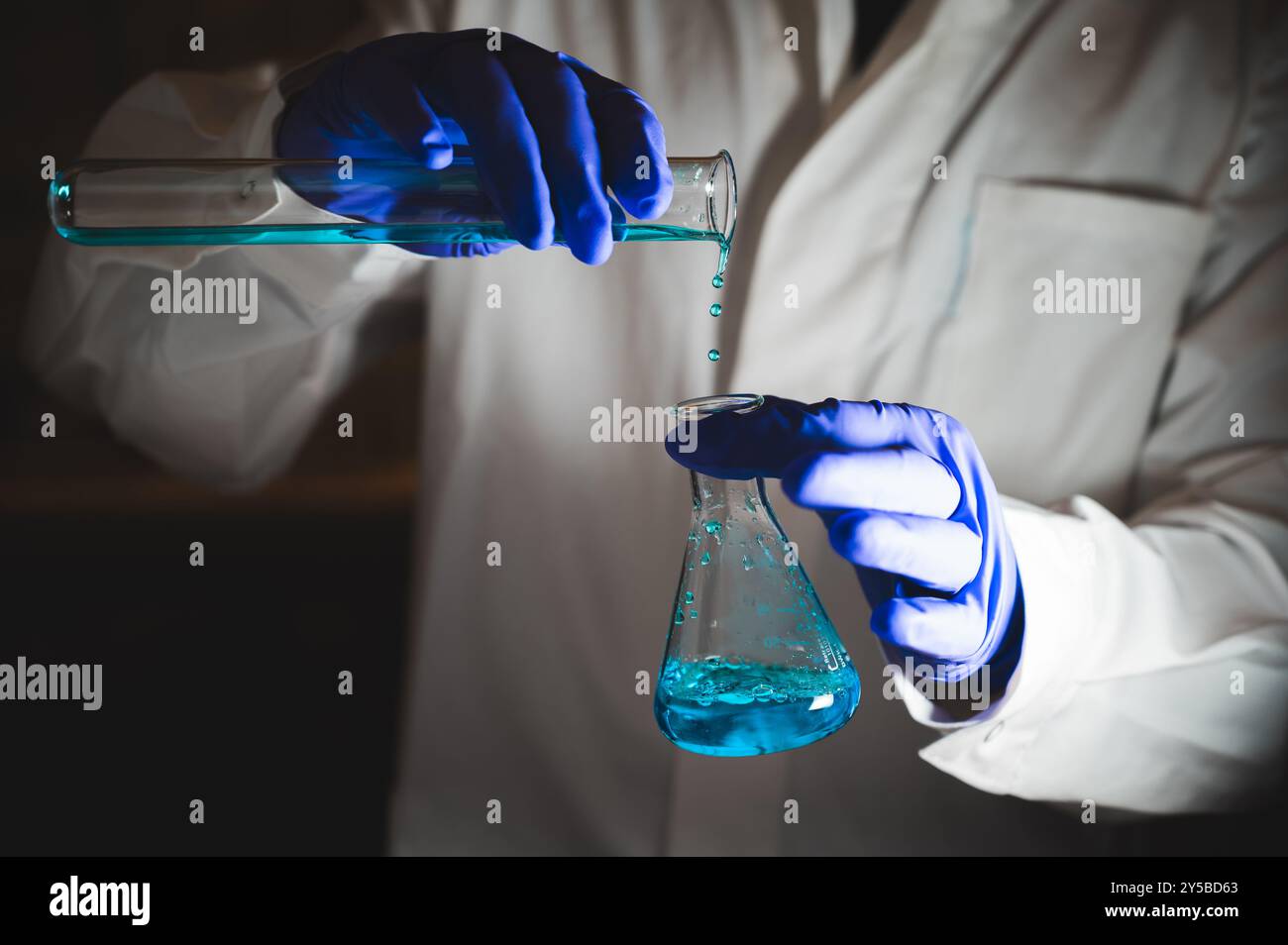 Medizinisches Forschungslabor. Eine Wissenschaftlerin, die Proben analysiert. Fortschrittliches wissenschaftliches Labor für Medizin, Biotechnologie, Mikrobiologie-Entwicklung. Hand Stockfoto