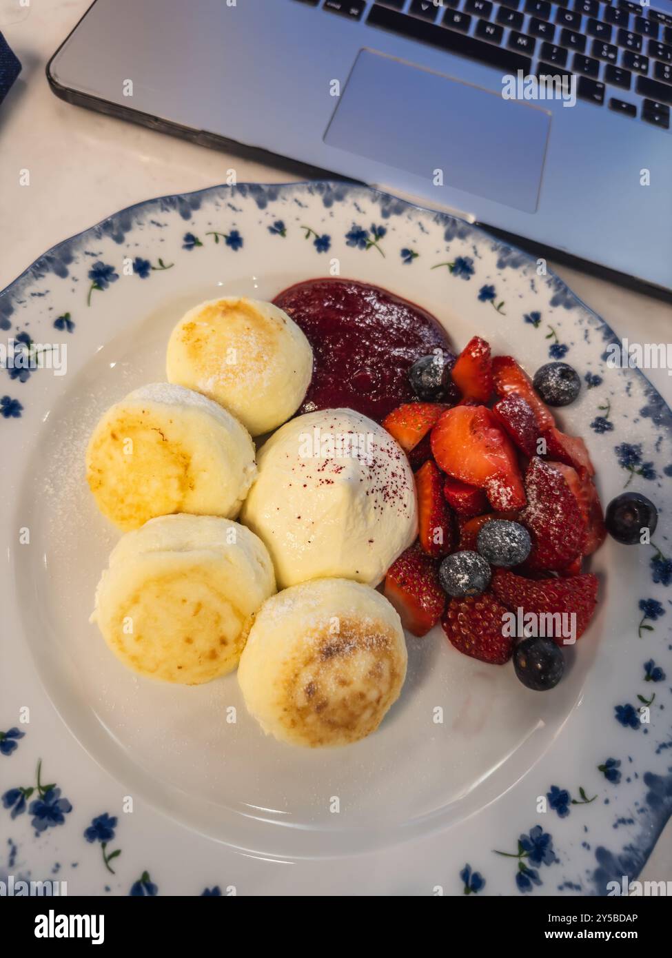Käsepfannkuchen mit Beeren Stockfoto