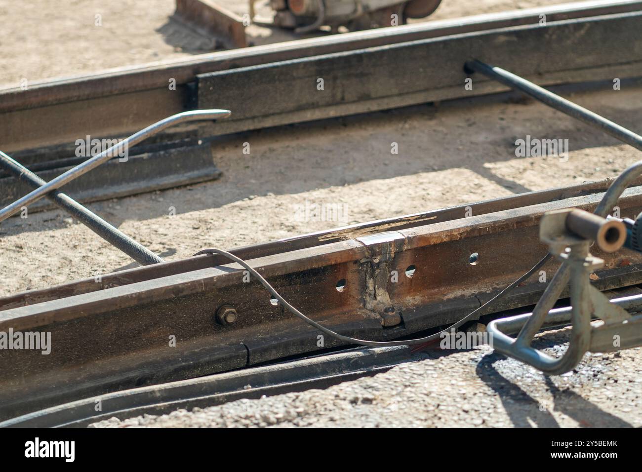 Schweißen von Straßenbahnschienen bei Straßenreparaturen in der Stadt. Rechtzeitiger Austausch abgenutzter Straßenbahnschienen. Stockfoto
