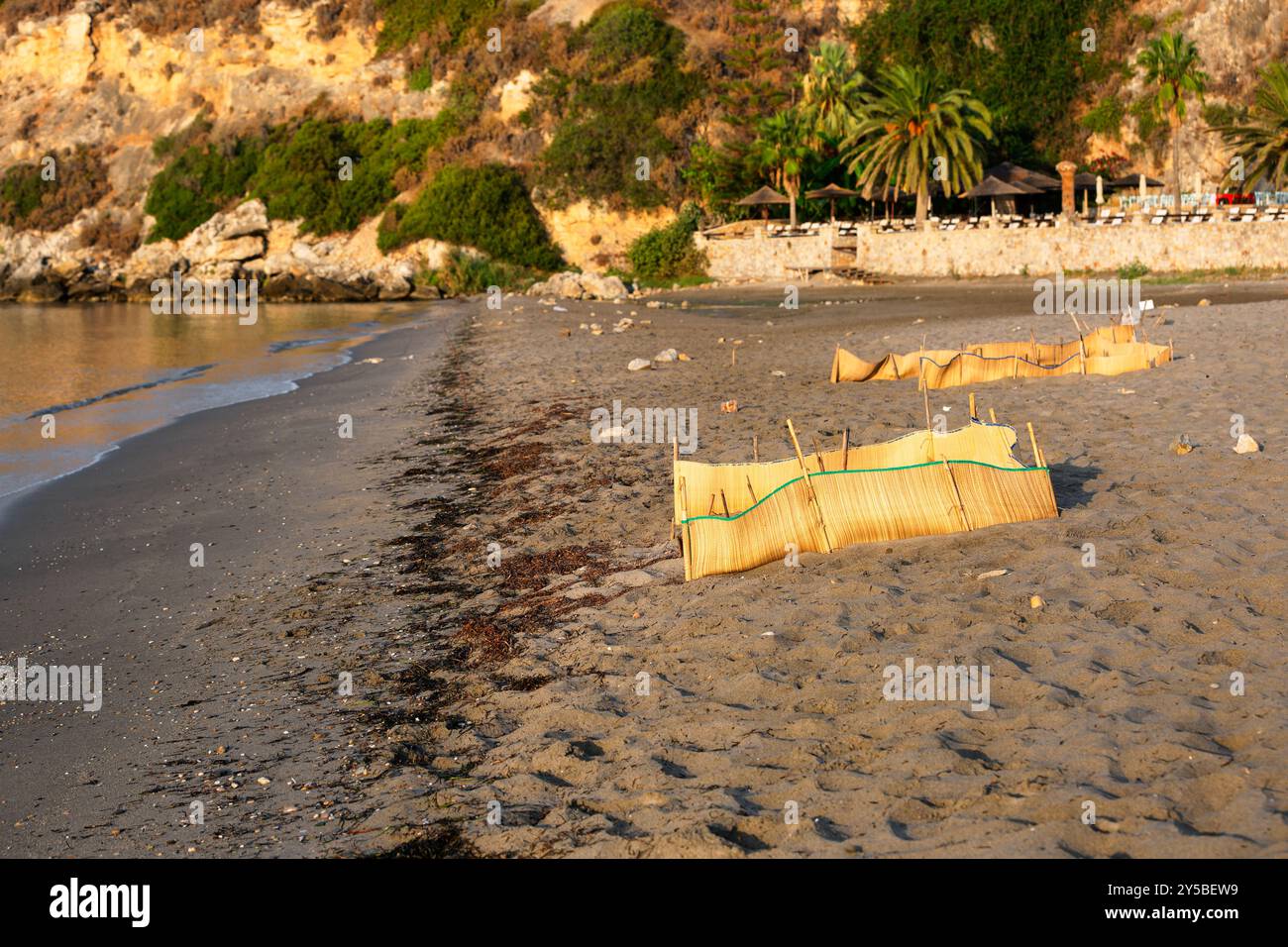 Nistplätze für die Eiablage der Caretta Caretta Caretta Schildkröten, Schutzaufbau im Sand. Glyfada Strand in der Nähe von Gytheio, Gythio, Laconia, Peloponnes, Gree Stockfoto