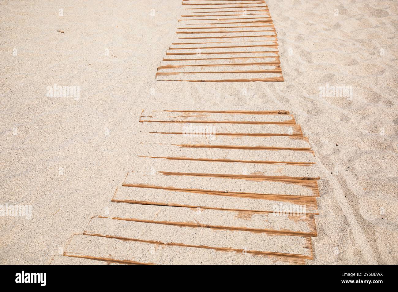 Holzweg durch den Sand am Strand Stockfoto