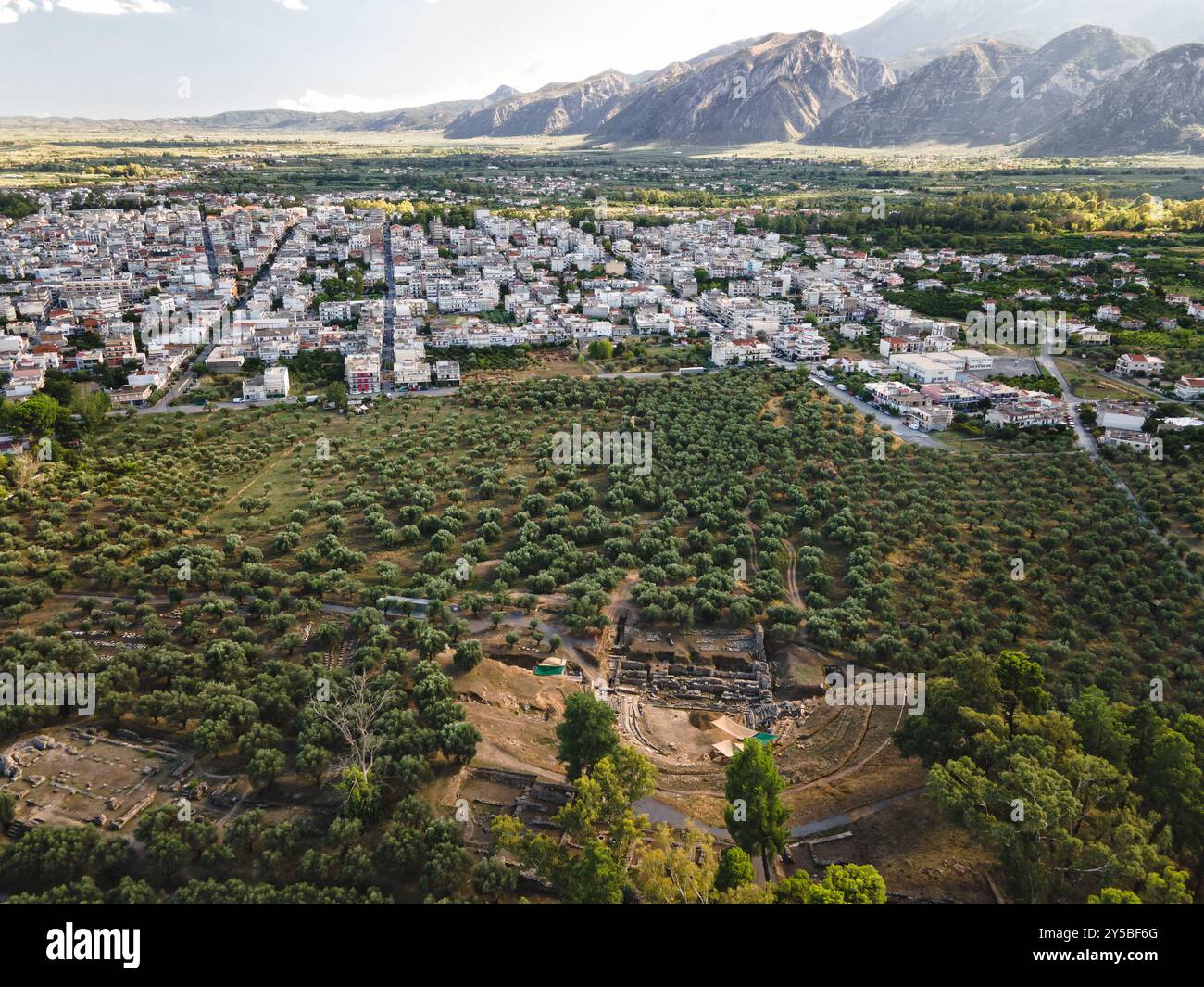Sparta. Ruinen des alten Sparta und der Berge und moderne Stadt im Hintergrund. Peloponnes, Laconien, Griechenland Stockfoto