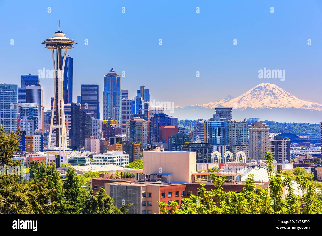 Skyline von Seattle und Mt. Rainier, Washington. USA. Stockfoto