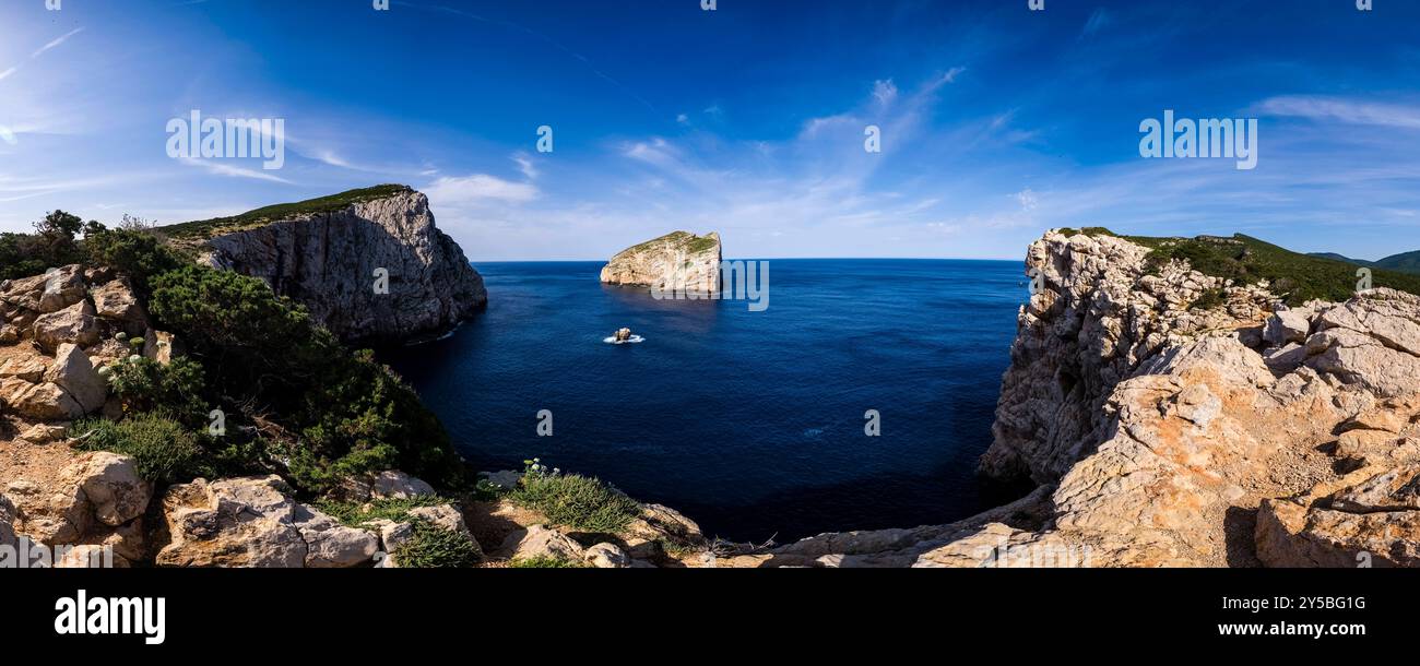 Panoramablick auf die Felsformationen an der Küste nördlich von Alghero unterhalb des Monte Timidone, der Grotte di Nettuno in der Nähe. Alghero Sardinien Italien FB Stockfoto