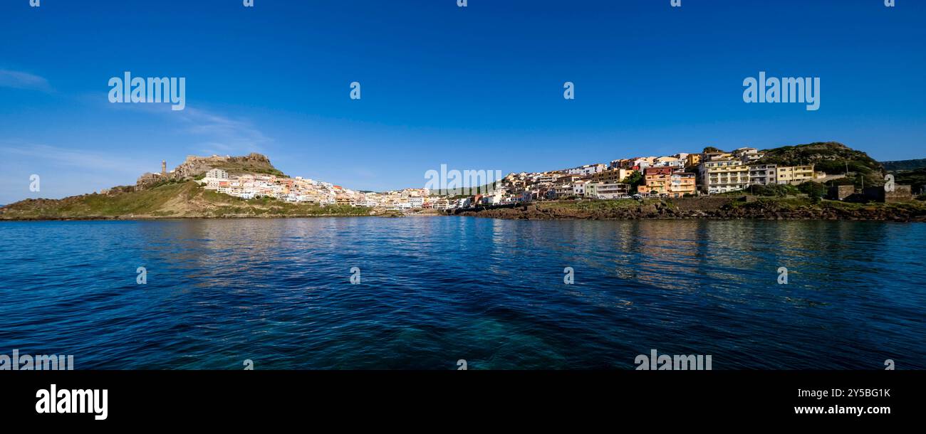 Panoramablick auf die Häuser in der kleinen Küstenstadt Castelsardo, dominiert von der Burg Doria, die den Hafeneingang überblickt. Castelsardo Sa Stockfoto
