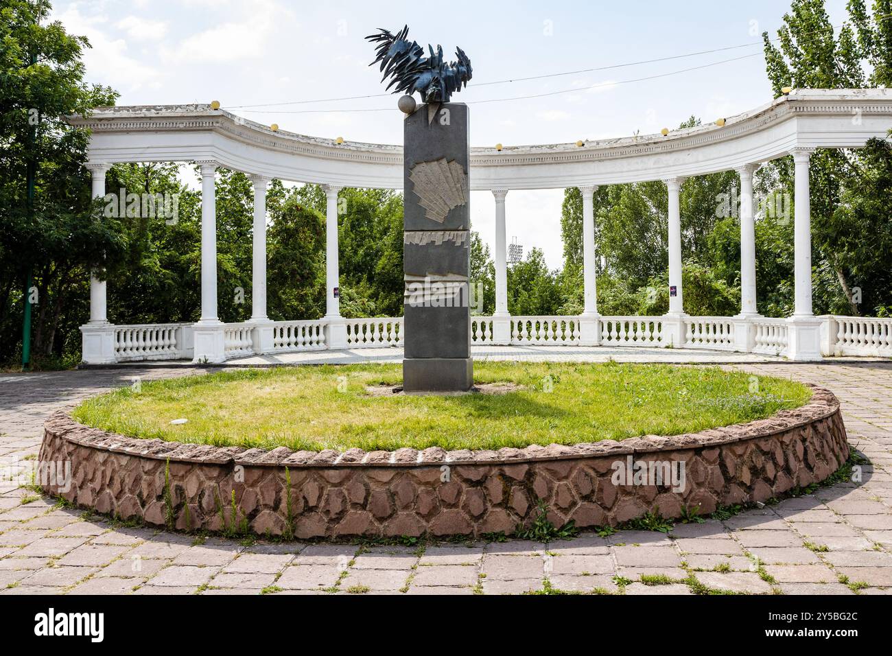 Gyumri, Armenien - 20. Juli 2024: Denkmal und Kolonnade im Central Gorki Park (Maxim Gorki Park) in Gyumri an sonnigen Sommertagen Stockfoto