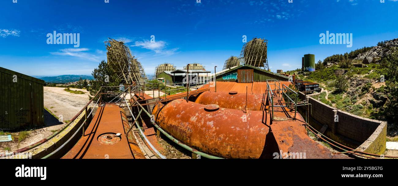 Panoramablick auf die Ruinen und Überreste des ehemaligen USAF-Radiosenders 4 Carlie am Monte Limbara, der 1993 aufgegeben wurde. Tempio Pausania Sardi Stockfoto