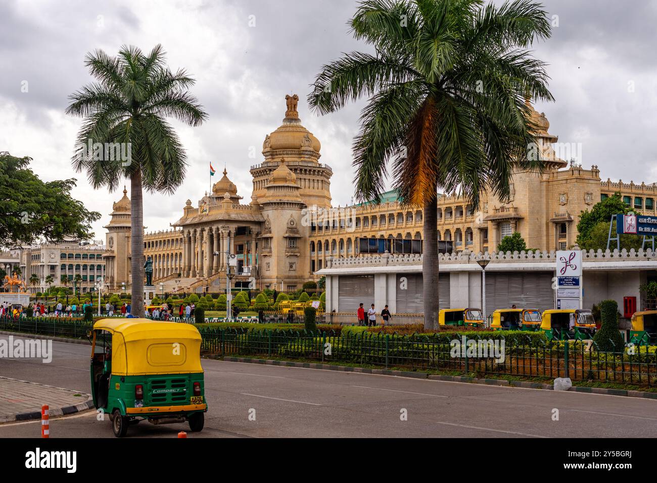 Bengaluru Karnataka Indien 8. September 2024 Karnataka Legislativgebäude Vidhana Soudha, in dem die Legislative Assembly aus Sicht von Dr. B. R. untergebracht ist Stockfoto