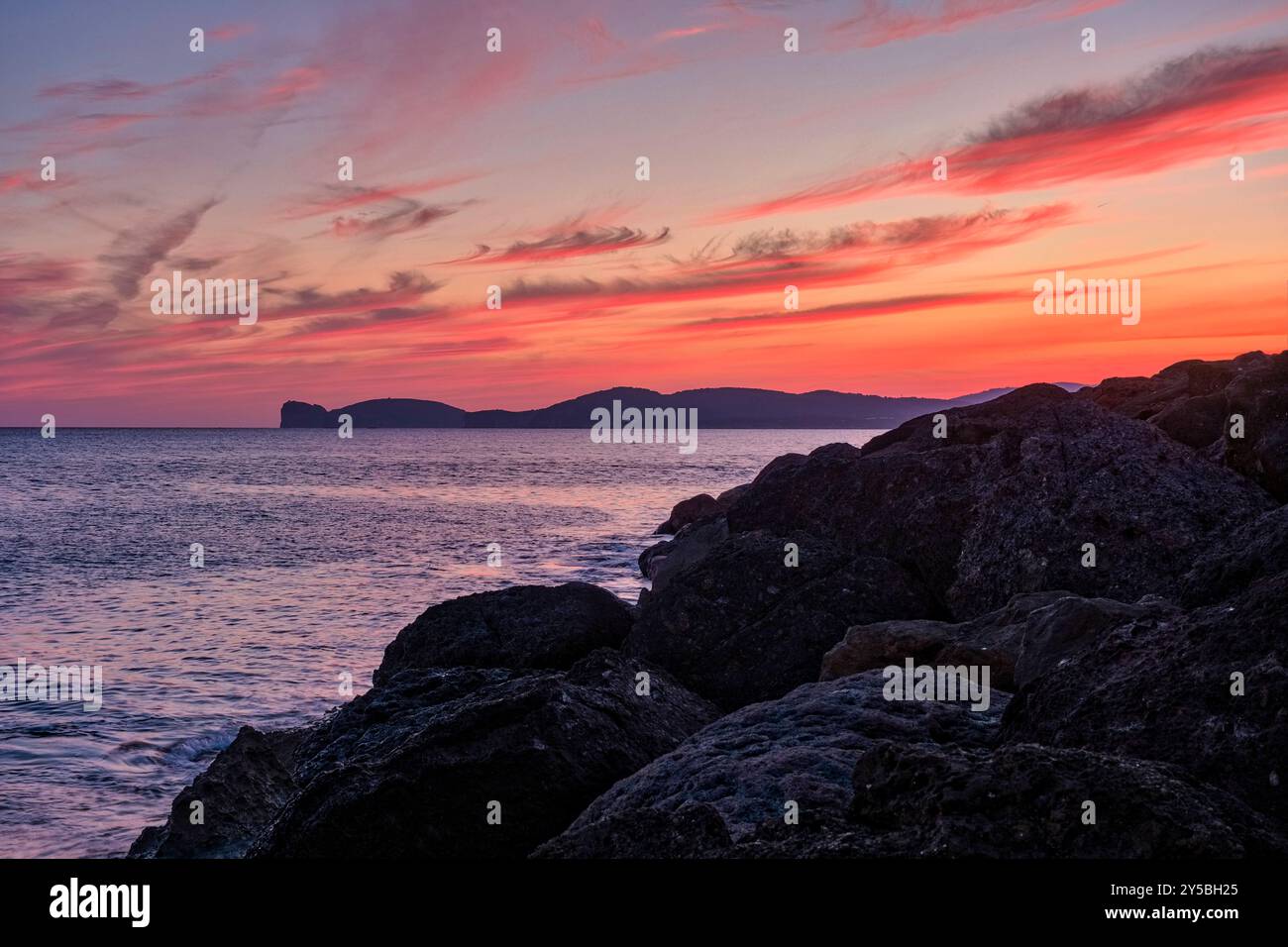 Felsformationen nördlich von Alghero mit dem Monte Timidone und der Grotte di Nettuno Höhle bei Sonnenuntergang in der Nähe. Alghero Sardinien Italien FB 2024 2265 Stockfoto