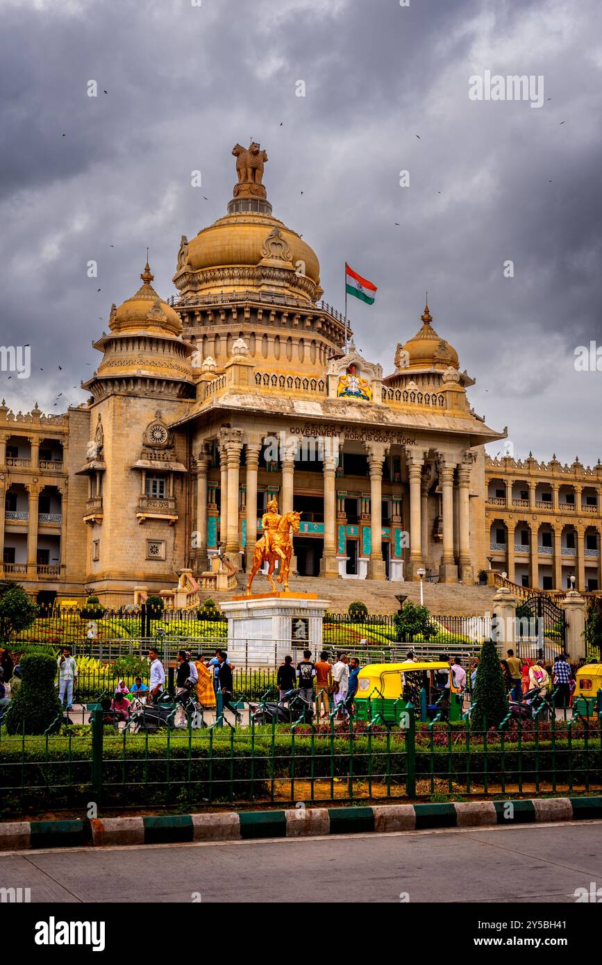 Bengaluru Karnataka Indien 8. September 2024 Karnataka Legislativgebäude Vidhana Soudha, in dem die Legislative Assembly aus Sicht von Dr. B. R. untergebracht ist Stockfoto