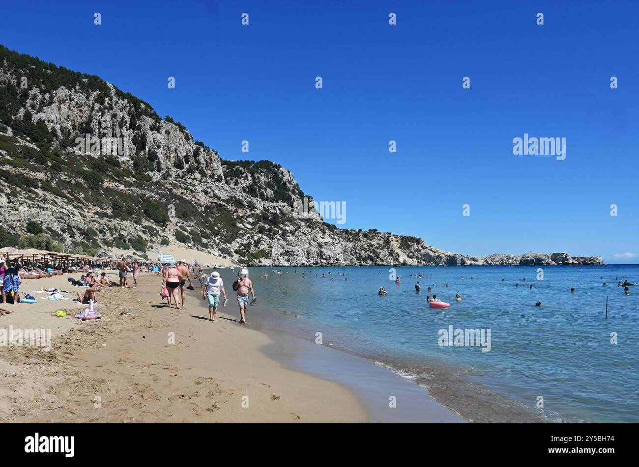 Griechische Inseln. Insel Rhodos, Griechenland. Tsambika Beach. Die Bucht von Tsambika ist zwei Kilometer lange, natürliche Bucht. Sie befinden sich an der Ostküste der griechischen Insel Rhodos am Levantischen Meer. Zwischen Kolymbia und Archangelos gelegen ist sie von der Hauptstadt der Insel, der Stadt Rhodos, etwa 25 Kilometer entfernt. Foto: Sandstrand Bucht von Tsambika *** griechische Inseln Rhodos, Griechenland Tsambika Beach Tsambika Bay ist eine zwei Kilometer lange natürliche Bucht an der Ostküste der griechischen Insel Rhodos im Levantinischen Meer zwischen Kolymbia und Archangelos, i Stockfoto