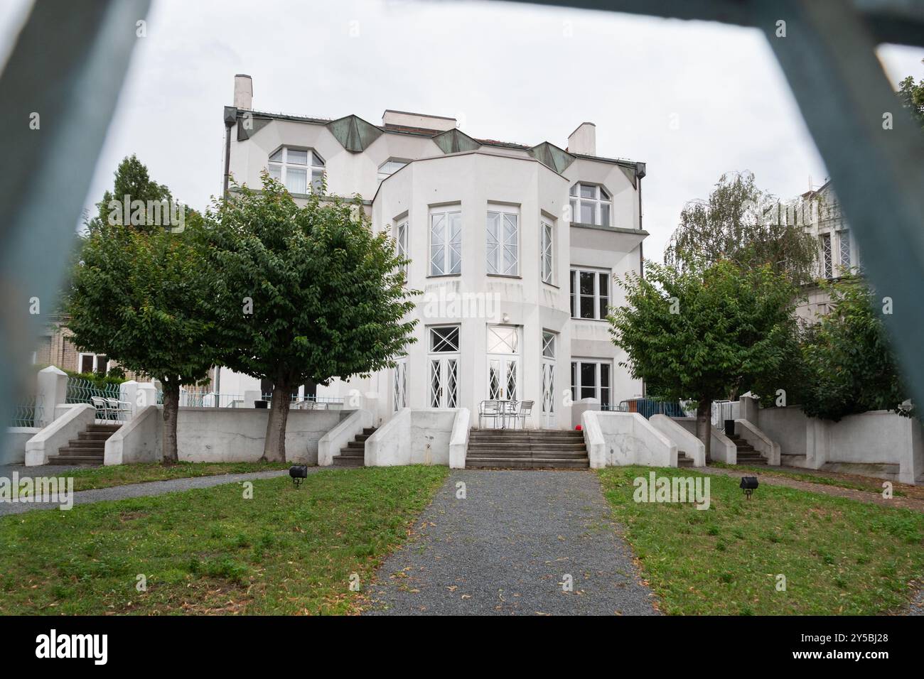 Prag, Tschechische Republik - Juli 11 2020: Kubist Kovarovic Villa mit Zaun in Vysehrad Prag von Josef Chochol entworfen Stockfoto
