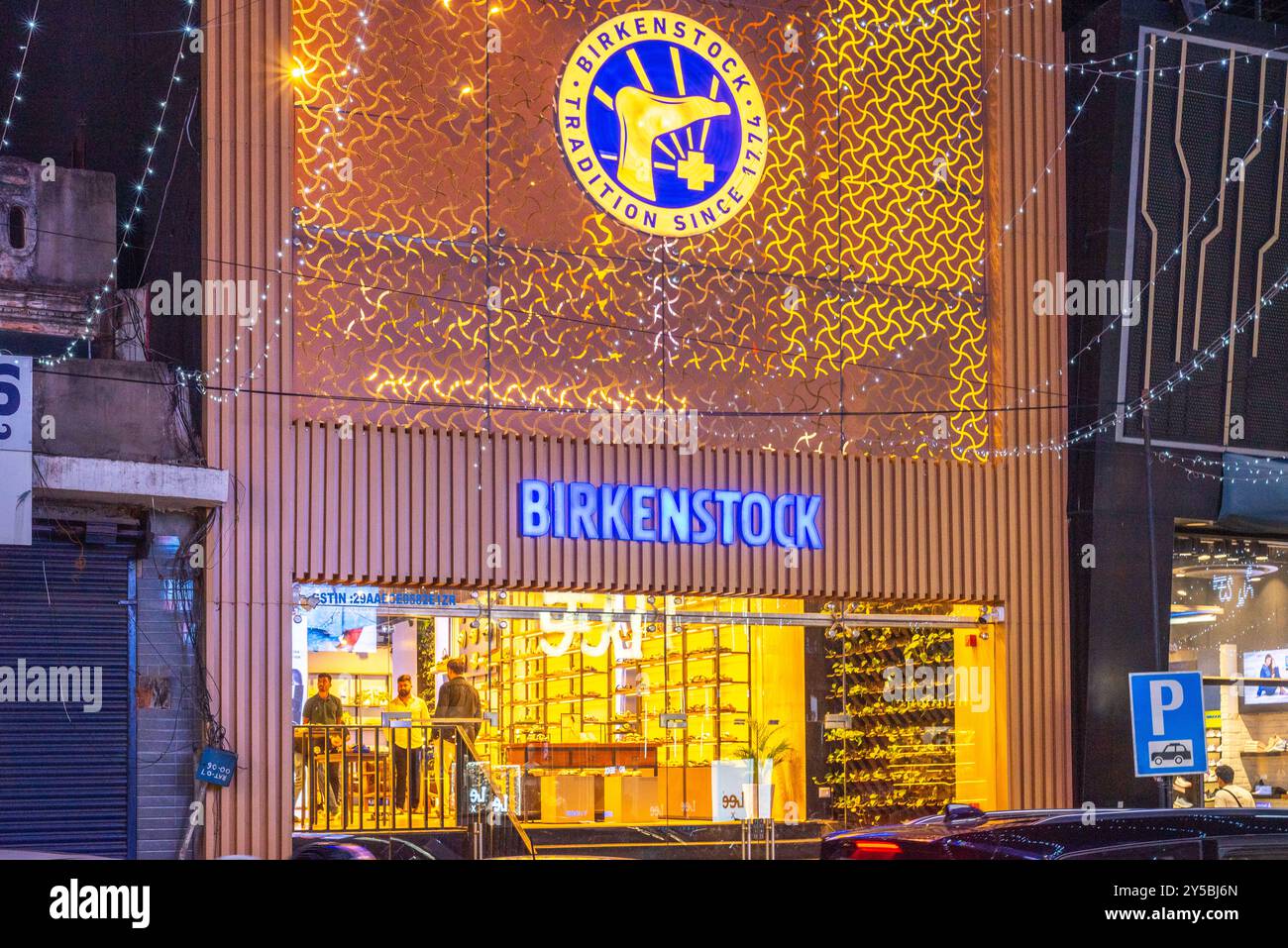 Brigade Road Bengaluru Karnataka Indien 7. September 2024 belebte beleuchtete Straßen und Geschäfte und Gebäude an der Brigade Church Street und MG Road in Bengaluru Stockfoto