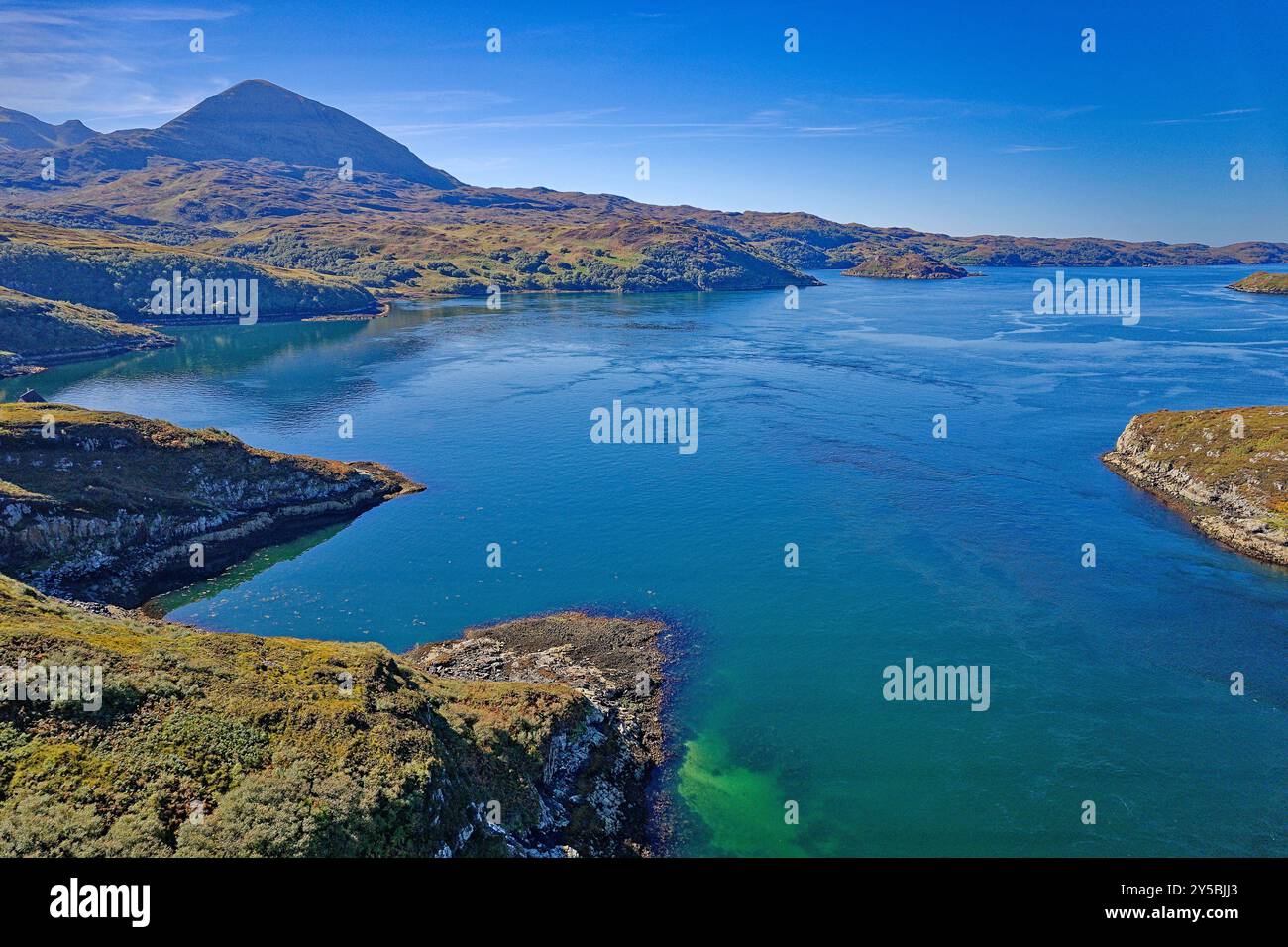 Kylesku Bridge Sutherland Scotland Blick von der Betonbrücke über Loch A Chairn Bhain im Spätsommer Stockfoto