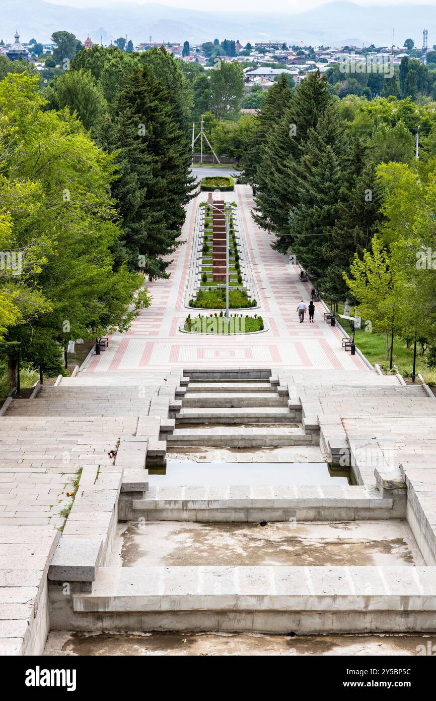 Treppen des Walk of Fame vom Denkmal für Mutter Armenien (Mair Hayastan) in Gyumri an bewölktem Sommertag Stockfoto