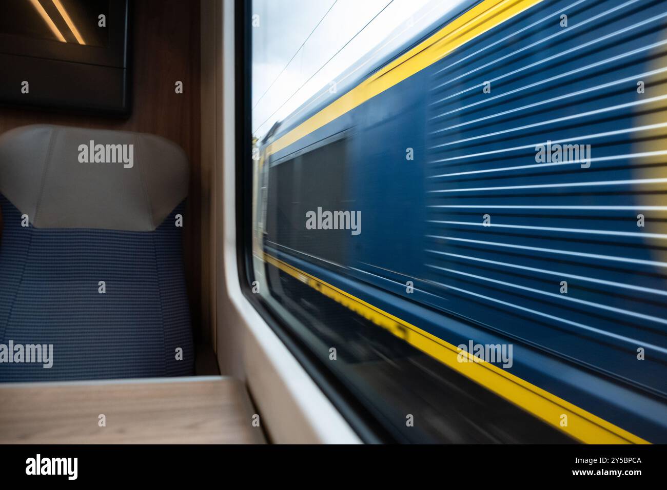 Zwei Personenzüge, die sich durch das Fenster fahren, Großbritannien Stockfoto