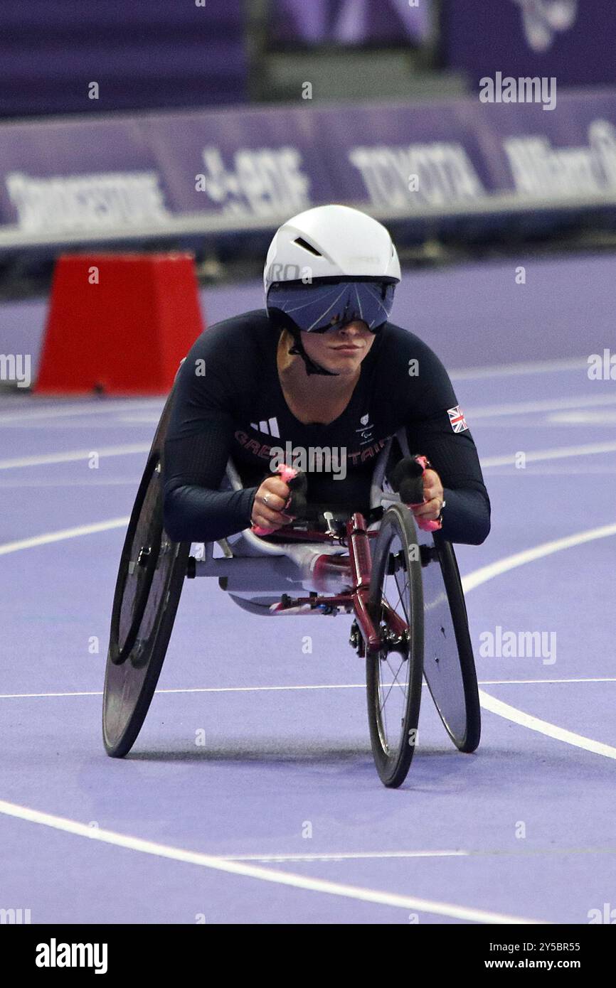 Sammi (Samantha) Kinghorn von Großbritannien gewann Gold im Rollstuhl-Finale der Frauen 100 m - T53 im Stade de France bei den Paralympischen Spielen 2024 in Paris. Stockfoto