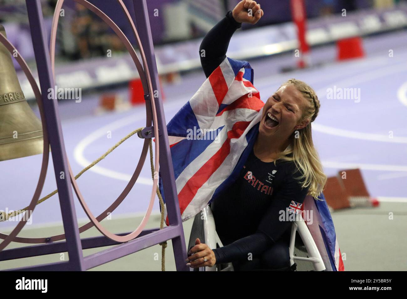 Sammi (Samantha) Kinghorn von Großbritannien feiert und läutet die Glocke, nachdem er Gold im Rollstuhl-Finale der Frauen 100 m - T53 im Stade de France bei den Paralympischen Spielen 2024 in Paris gewonnen hat. Stockfoto