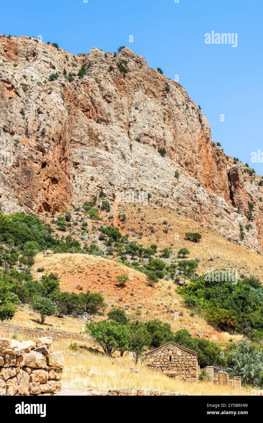 Farbenfrohe Felsen der Noravank-Schlucht am sonnigen Sommertag um das Noravank-Kloster in den Provinzen Vayots Dzor, Armenien Stockfoto