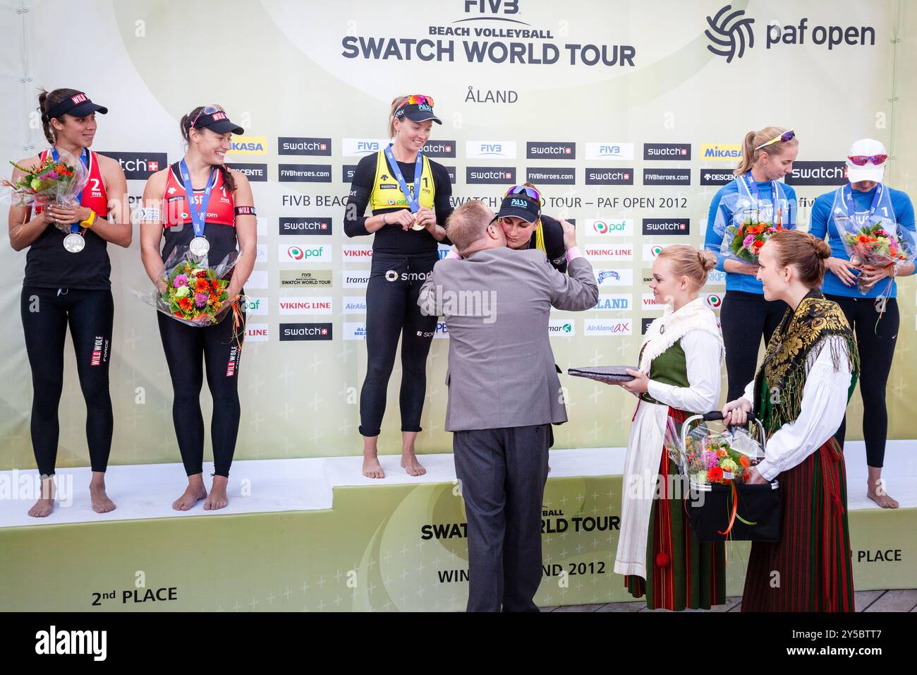 MEDAILLENZEREMONIE, PAF OPEN, BEACHVOLLEYBALL, MARIEHAMN, 2012: Katrin Holtwick (1) und Ilka Semmler (2) aus Deutschland (in Gelb) gewinnen Gold. Liliana Fernandez Steiner (1) und Paula Soria (2) aus Spanien (rot) gewinnen Silber. Evgenia Ukolova (2) und Jekaterina Khomjakova (1) aus RUSSLAND gewinnen Bronze. PAF Open am 2. September 2012 in Mariehamn, Åland, Finnland. Foto: Rob Watkins. INFO: Das PAF Open Beach Volleyballturnier fand zwischen 2009-2013 in Mariehamn, Åland, Finnland statt. Es zog die besten internationalen Teams und Spieler als Rangliste der offiziellen FIVB World Tour an. Stockfoto