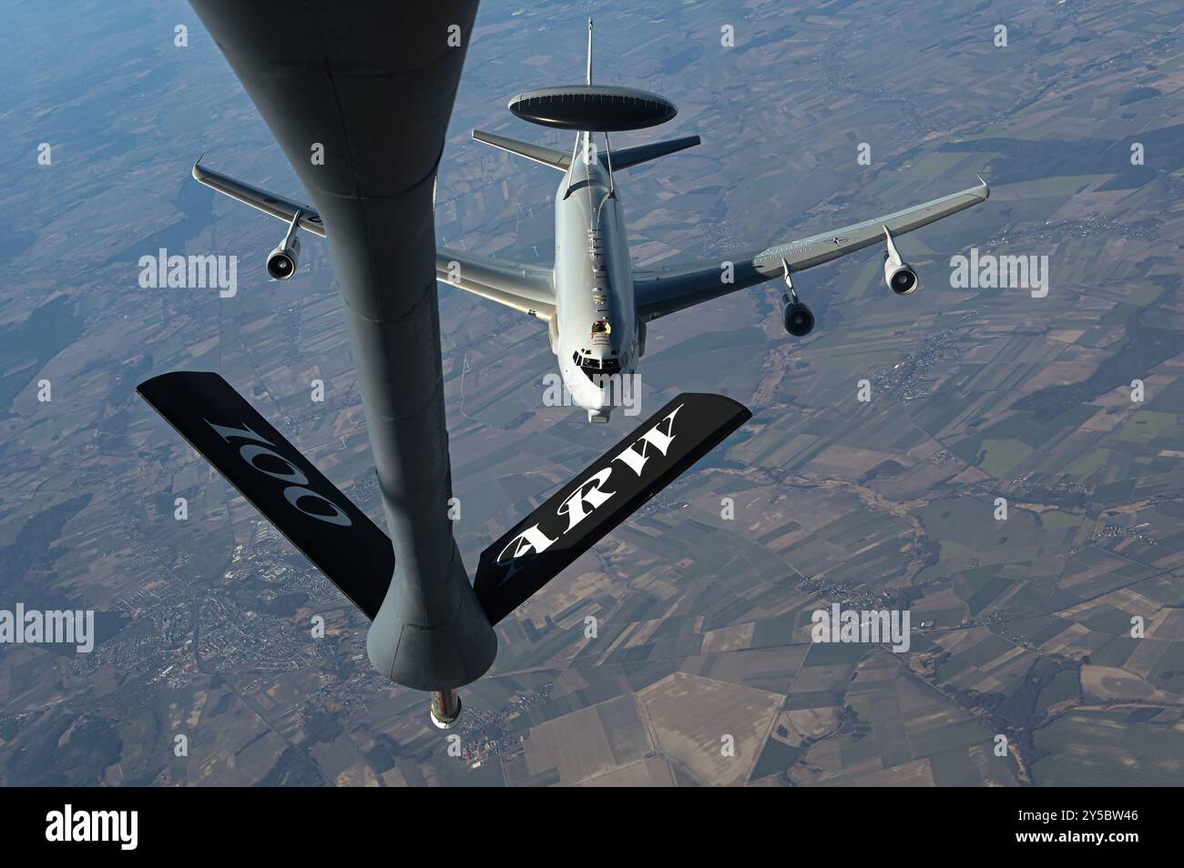 Ein NATO E3A Sentry Airborne Warning and Control System nähert sich einem Stratotanker der US Air Force KC-135 von der Royal Air Force Mildenhall, England, für ein Stockfoto