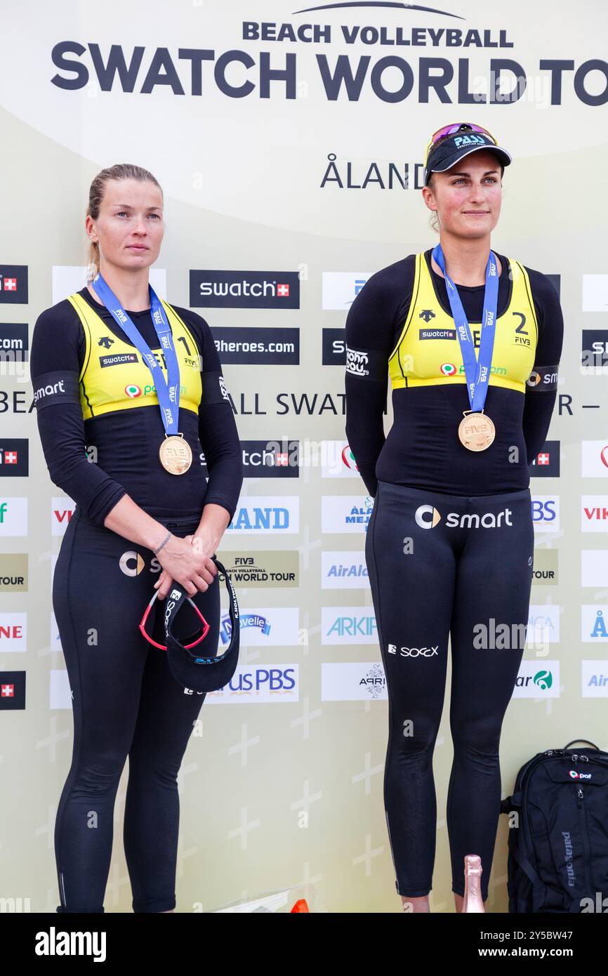 MEDAILLENZEREMONIE, PAF OPEN, BEACHVOLLEYBALL, MARIEHAMN, 2012: Katrin Holtwick (1) und Ilka Semmler (2) aus Deutschland (in Gelb) gewinnen Gold. PAF Open am 2. September 2012 in Mariehamn, Åland, Finnland. Foto: Rob Watkins. INFO: Das PAF Open Beach Volleyballturnier fand zwischen 2009-2013 in Mariehamn, Åland, Finnland statt. Es zog die besten internationalen Teams und Spieler als Rangliste der offiziellen FIVB World Tour an. Stockfoto