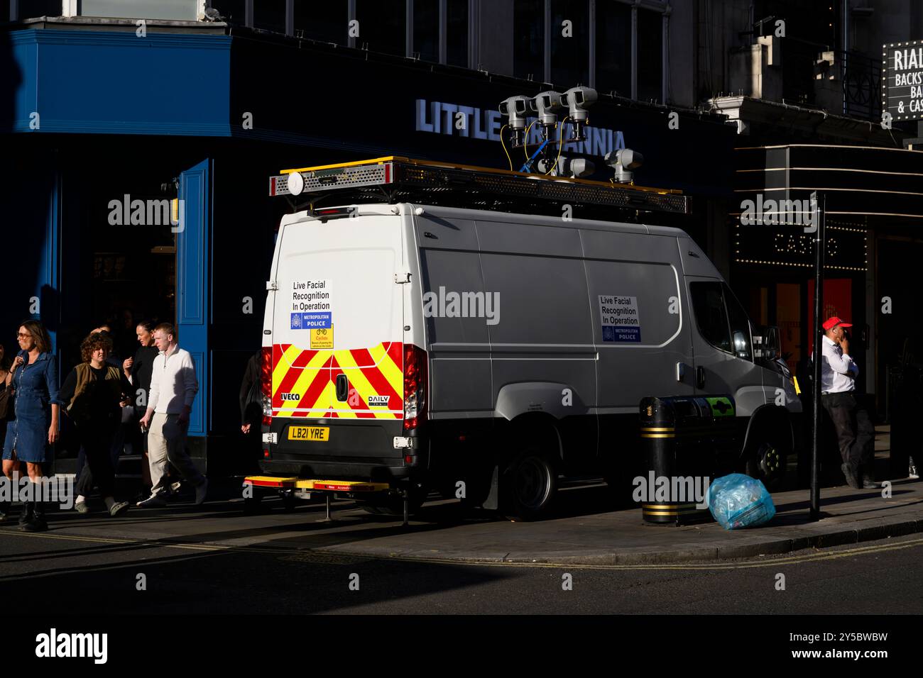 Der Transporter der Metropolitan Police mit Gesichtserkennung fährt an der Coventry Street, Leicester Square, London, Großbritannien. September 2024 Stockfoto